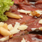 Carpaccio mit Balsamicoreduktion und Pinienkernen